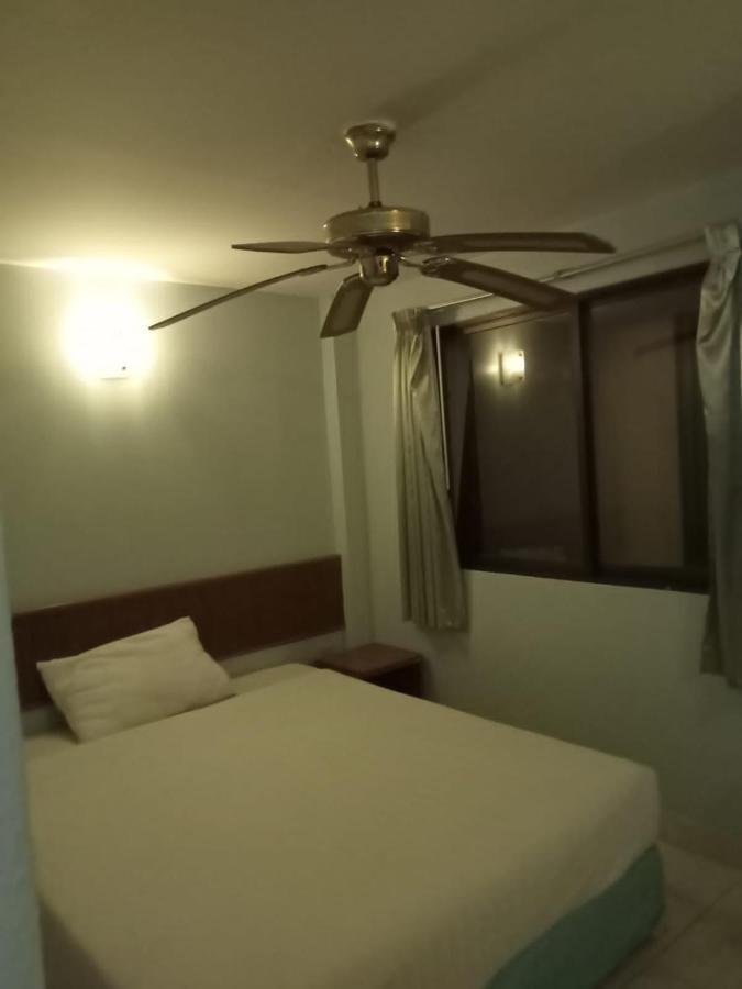Kingfisher House And Bar Pattaya Extérieur photo