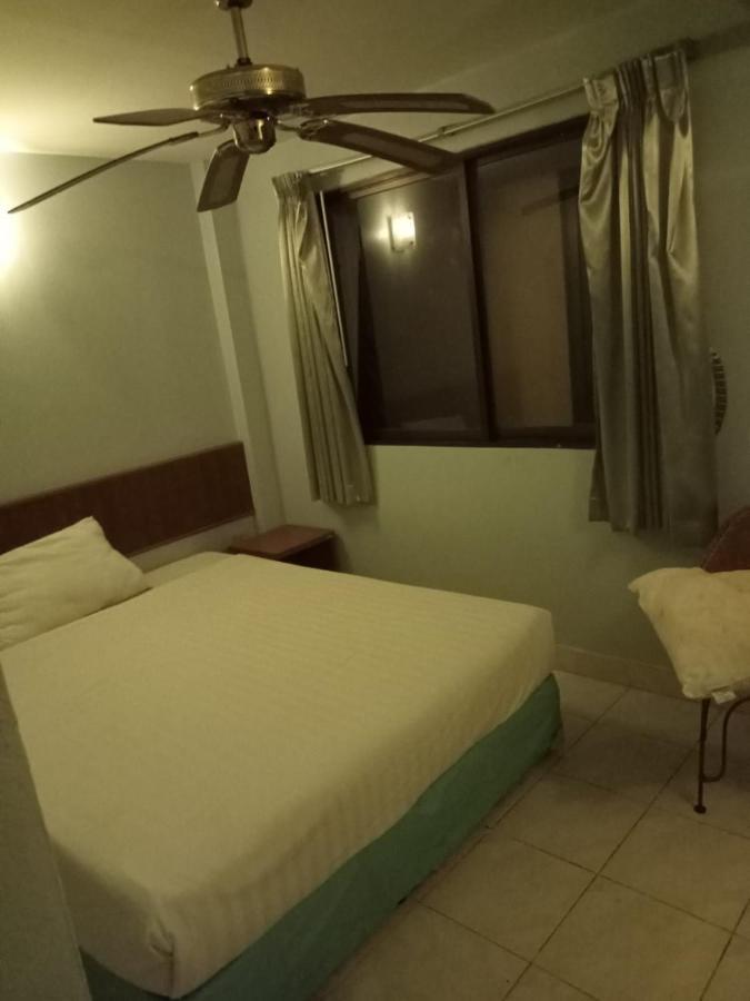 Kingfisher House And Bar Pattaya Extérieur photo