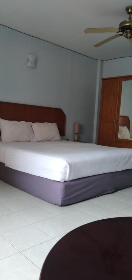 Kingfisher House And Bar Pattaya Extérieur photo